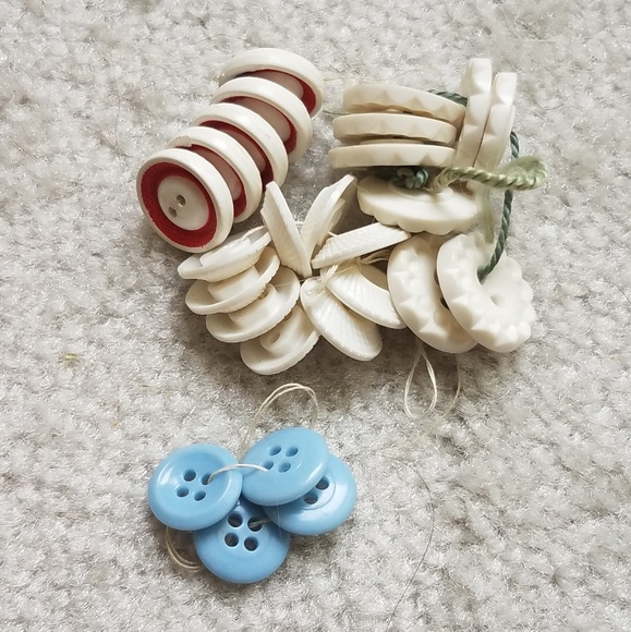 Vintage buttons possible lucite and or bakelite - Picture 1 of 2